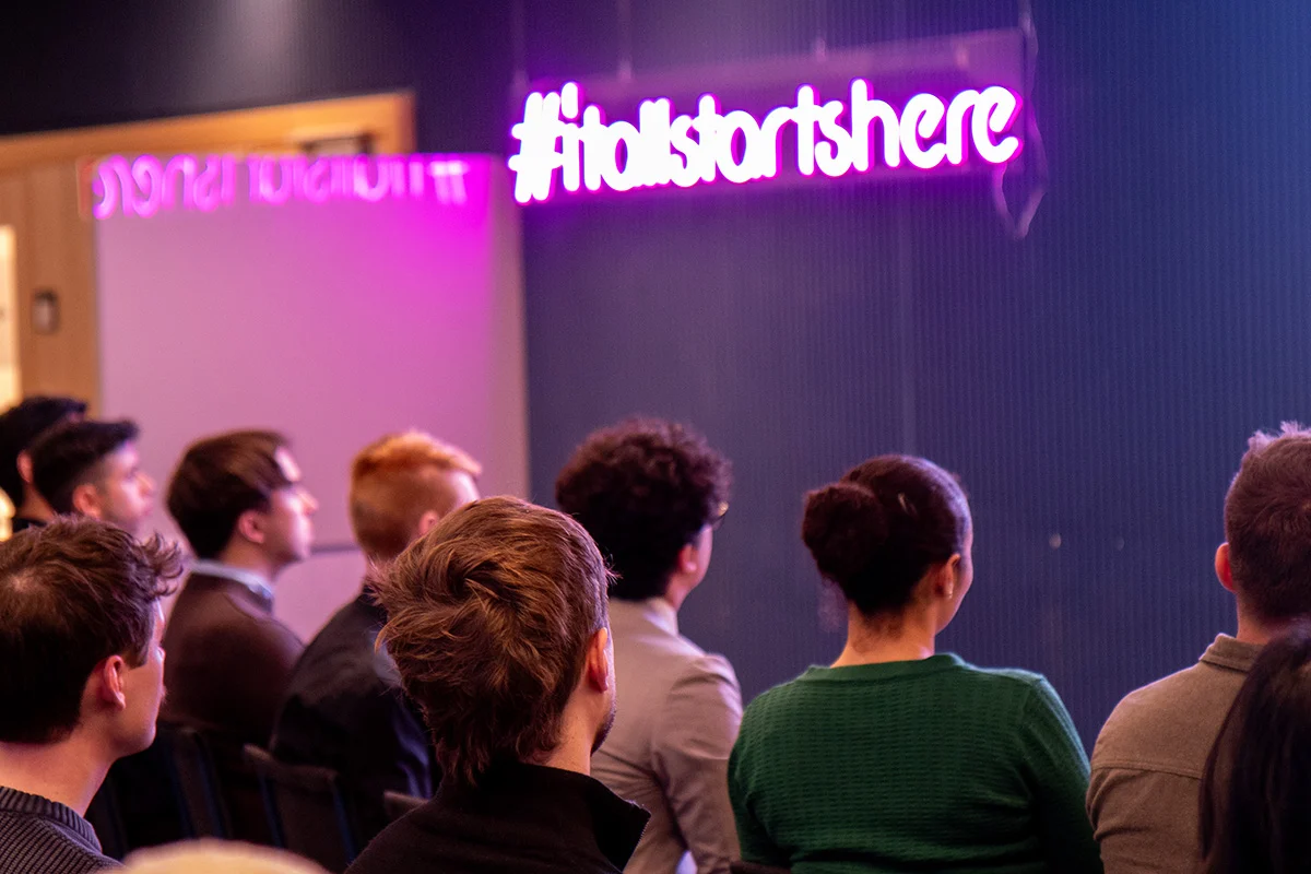 Deltagare vid KTH Innovation Launch med den lysande texten it starts here i bakgrunden